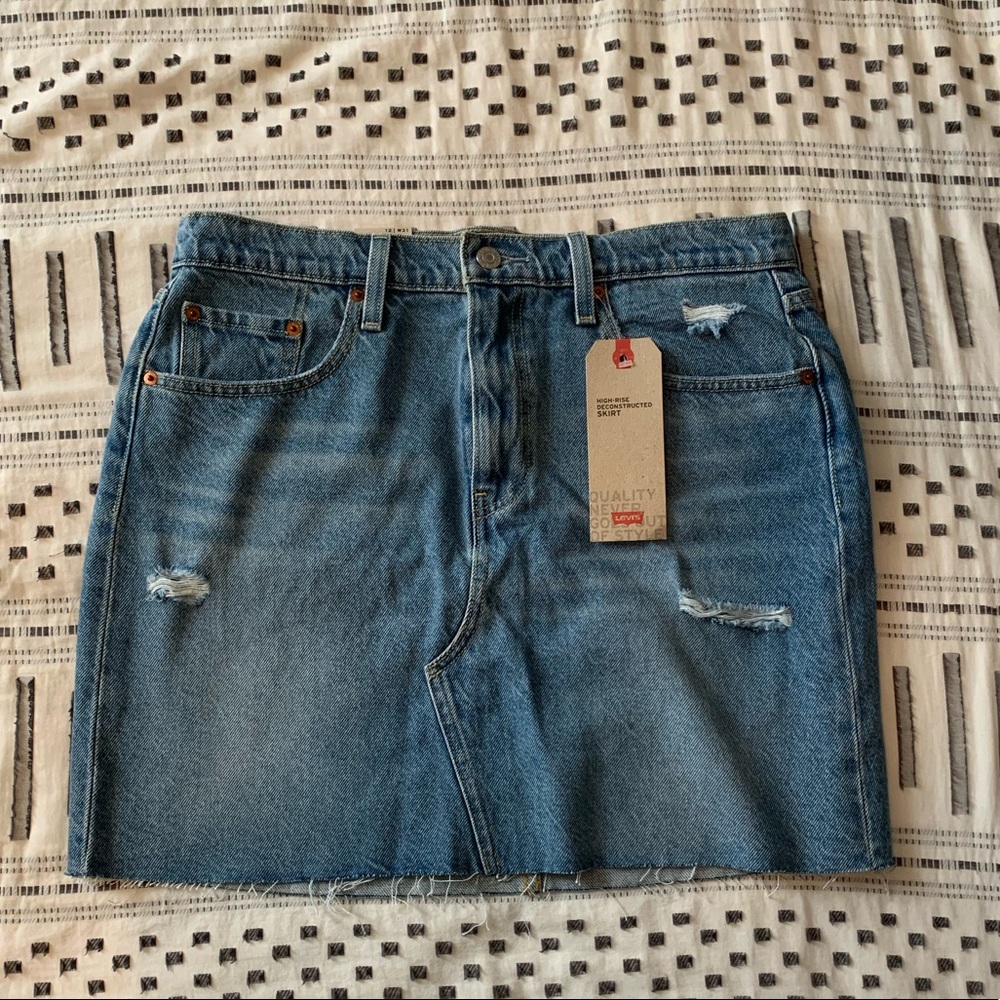 NWT Levi’s High-Rise Deconstructed Jean Skirt